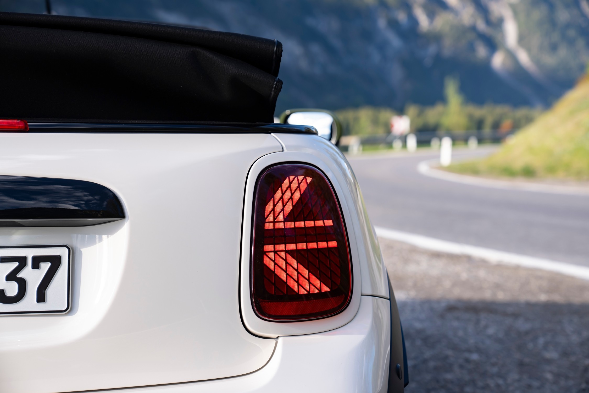 Detalhe do MINI Cooper S Convertible Paul Smith Edition em Inspired White.